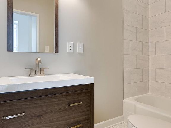 5th image of 2427 S Oakley Ave #2F