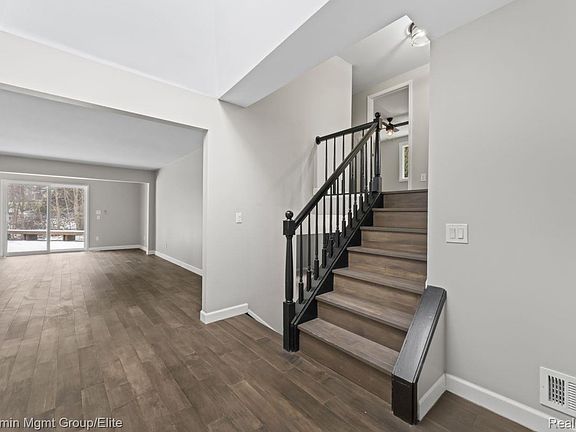 5th image of 5910 Cedar Knoll Dr