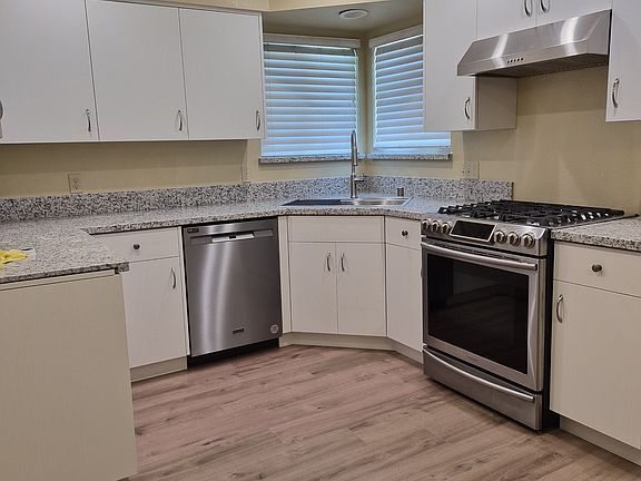 5th image of 376 E Sycamore Ave