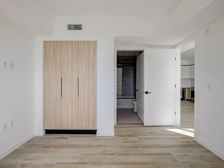 Fairfax Apartments — Photo 41