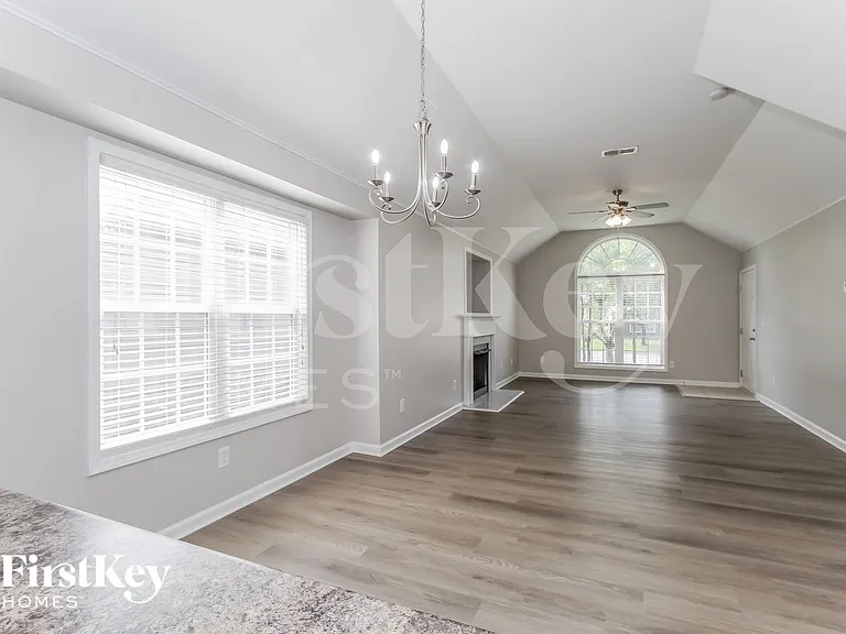 2218 Village Ln — Photo 7
