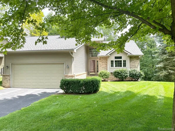 1439 Darnel Dr, Brighton, MI 48116