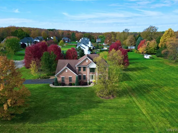 2 Hampton Ct, Orchard Park, NY 14127