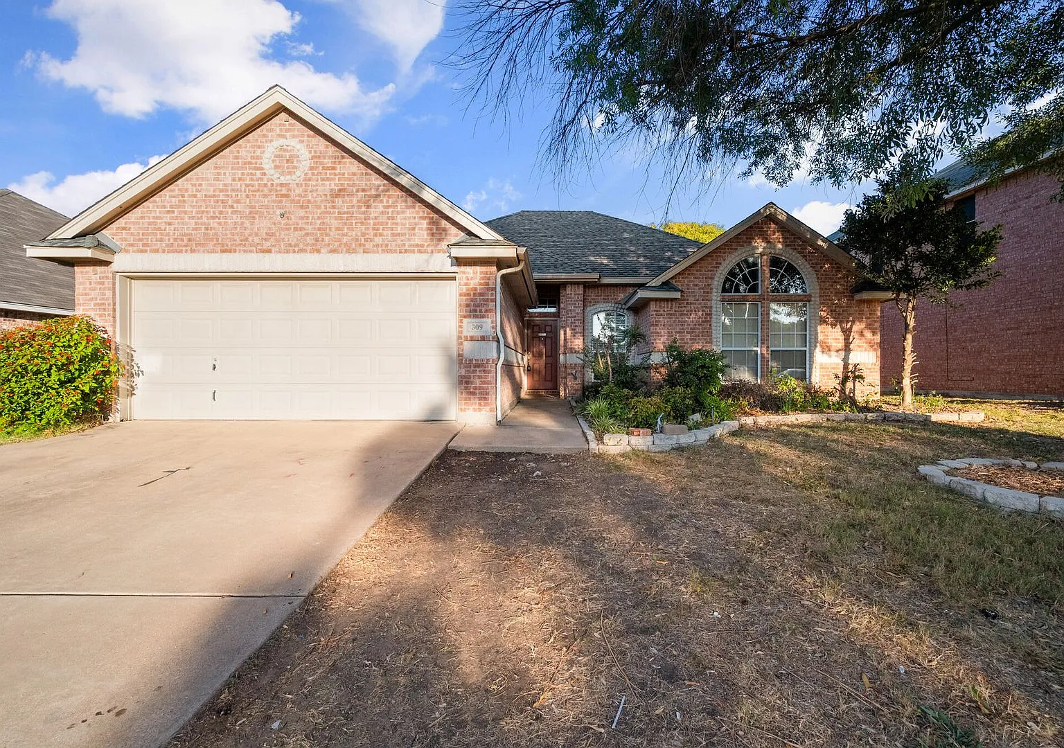 Burleson 3/2/2 — Photo 1