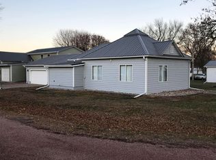 209 W 5th St, Wynot, NE 68792