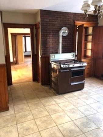 2nd image of 5 Vaughan Ave #2