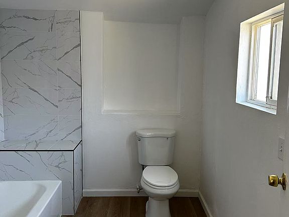 4th image of 829 Vine St