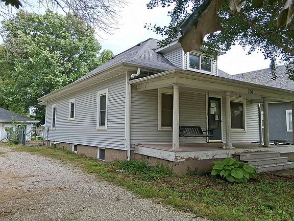 3rd image of 207 W Sycamore St