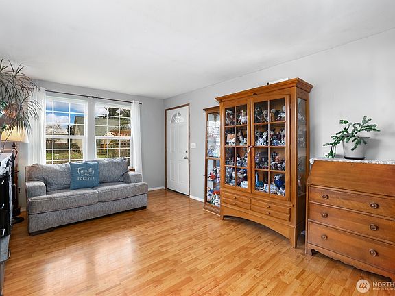 3rd image of 17937 Iris Place SW