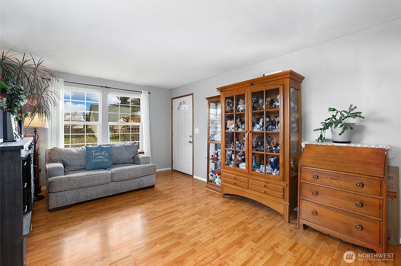 3rd image of 17937 Iris Place SW