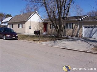 706 19th St, Aurora, NE 68818