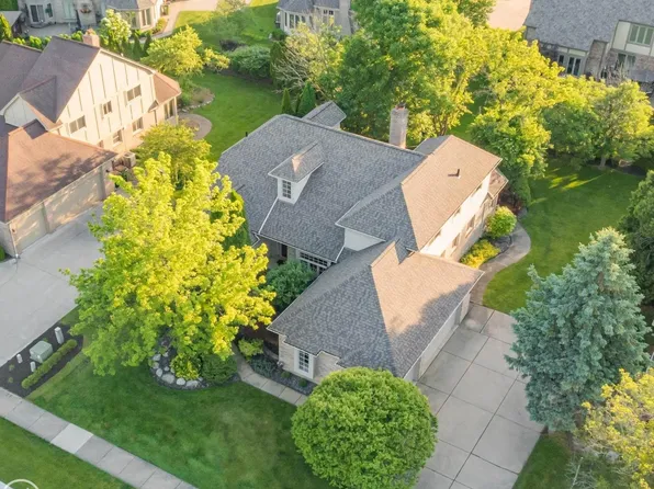 55261 Kingsway Dr, Shelby Township, MI 48316