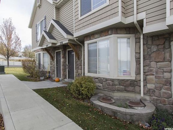 3rd image of 1226 E Black Horse Dr