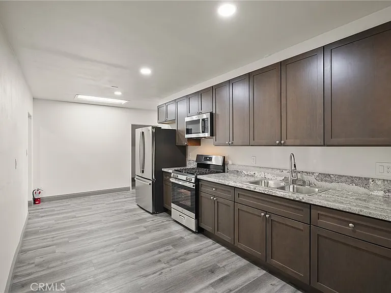 14335 Hamlin St — Photo 26