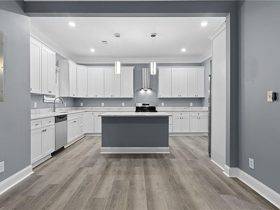 5th image of 325 Holderness St SW