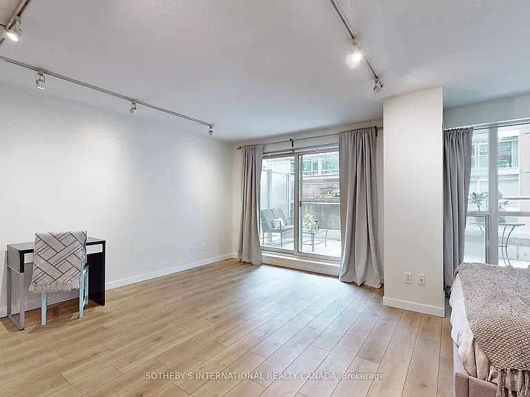 230 King St E #410 — Photo 2