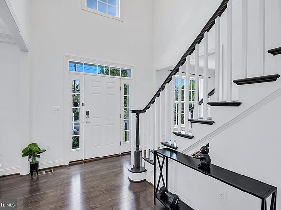 3rd image of 5602 Grosvenor Ln
