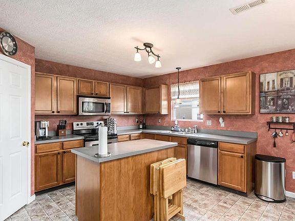3rd image of 1281 Cloverview St