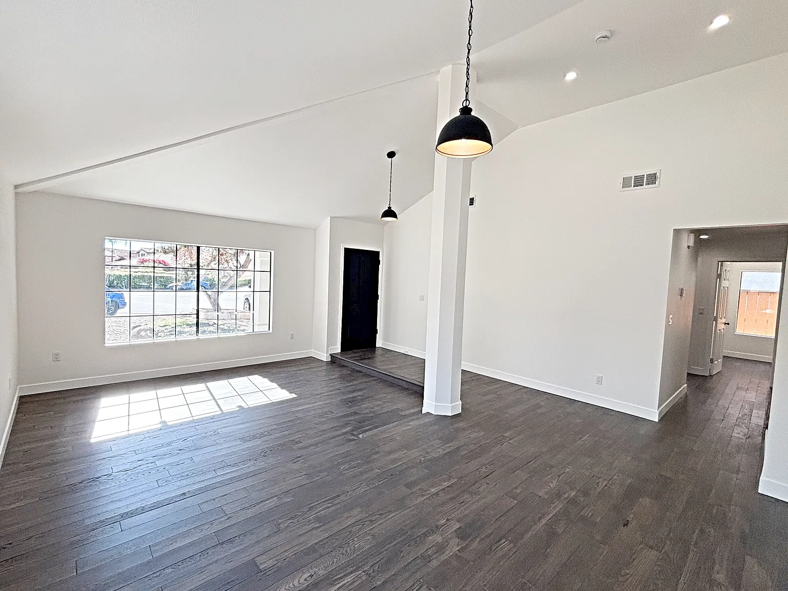 5 bed, 2176 sqft, $5,500 — Photo 2
