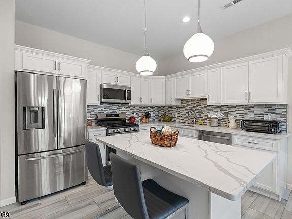 3rd image of 165 Lakeside Rd #8