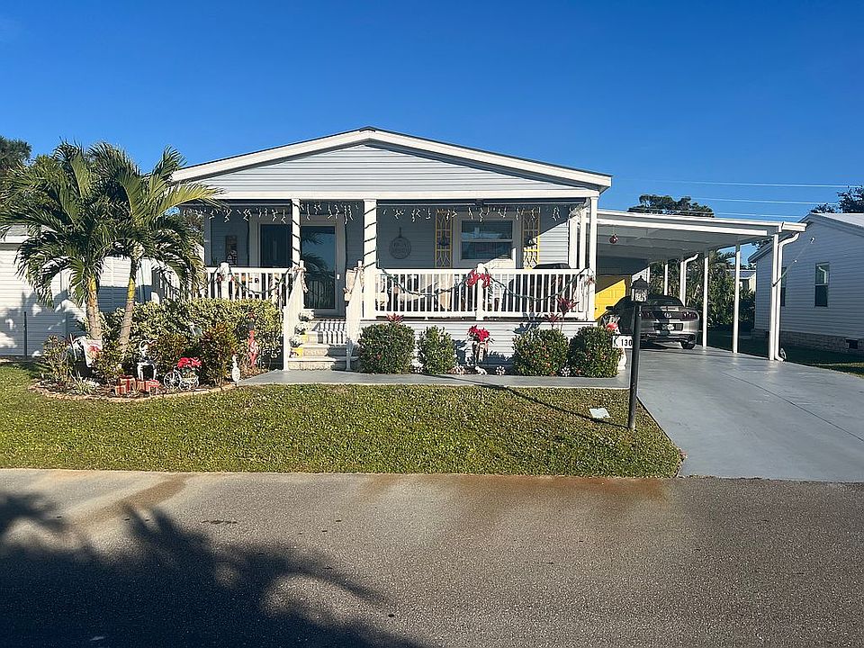 Front entrance /w/ sliders.