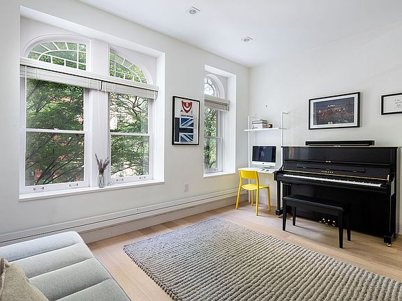 5th image of 134 Manhattan Ave