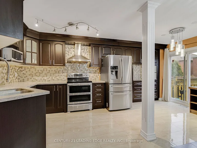 7166 Sandhurst Dr — Photo 16