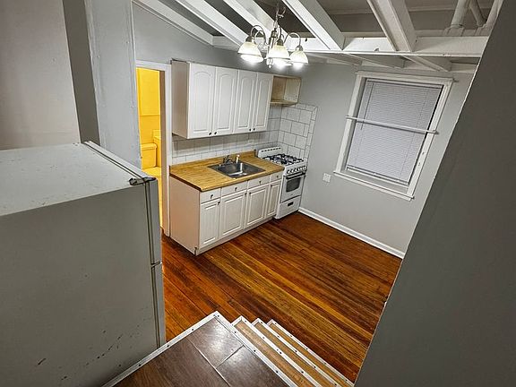 5th image of 7512 N Claremont Ave APT B