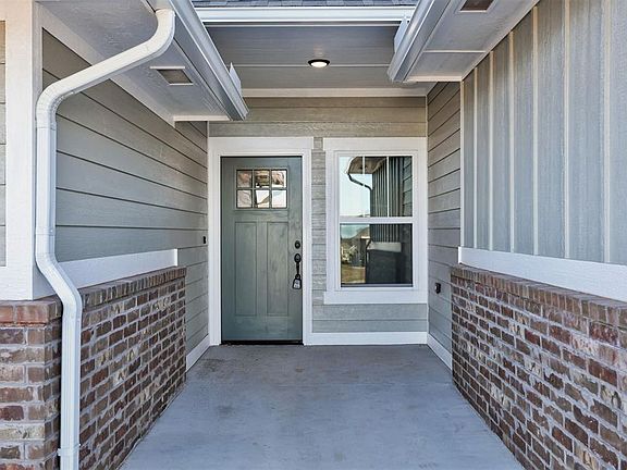 3rd image of 2412 Creekview Trl