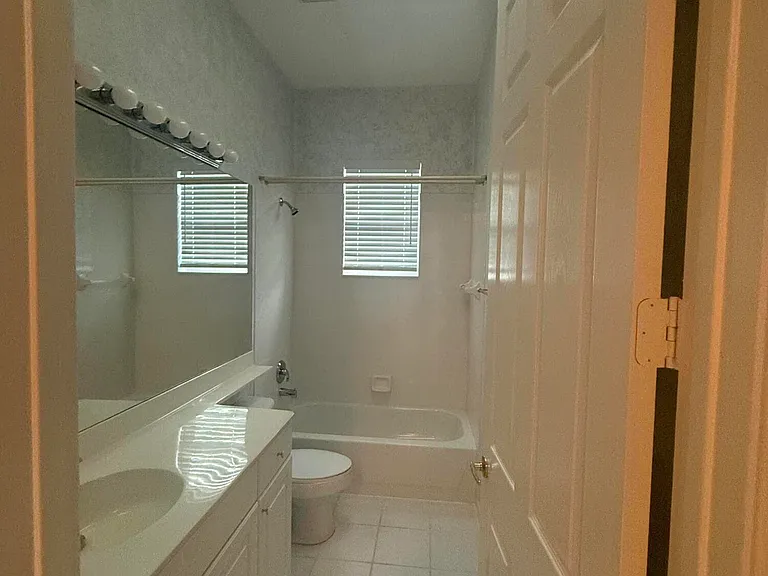 9041 Bay Harbour Cir — Photo 12