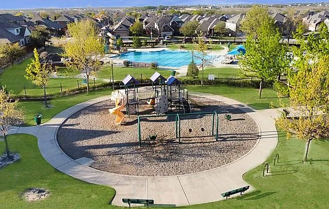 429 Foxcraft Dr — Photo 12