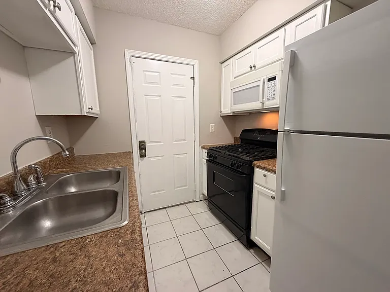 230 Rosser St SW #A — Photo 4