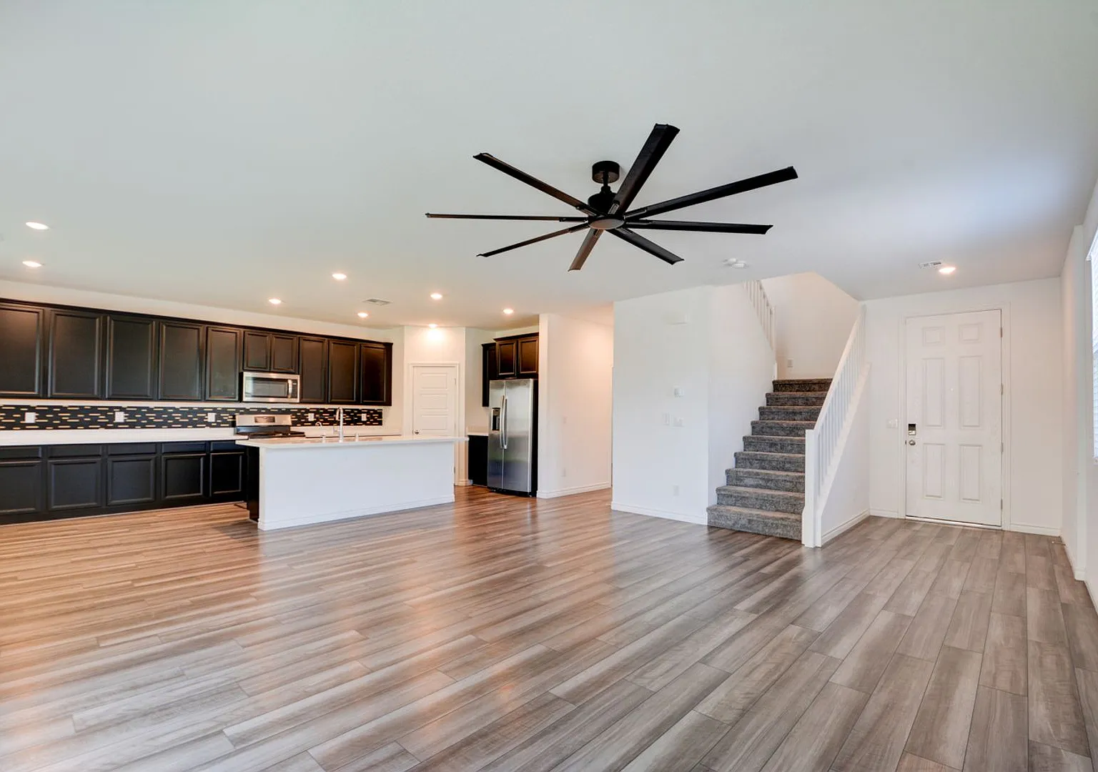 Gorgeous 5 bedroom! — Photo 2