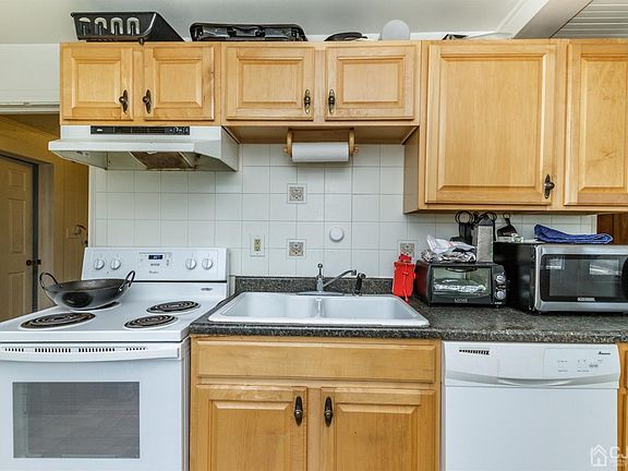 5th image of 444 James St