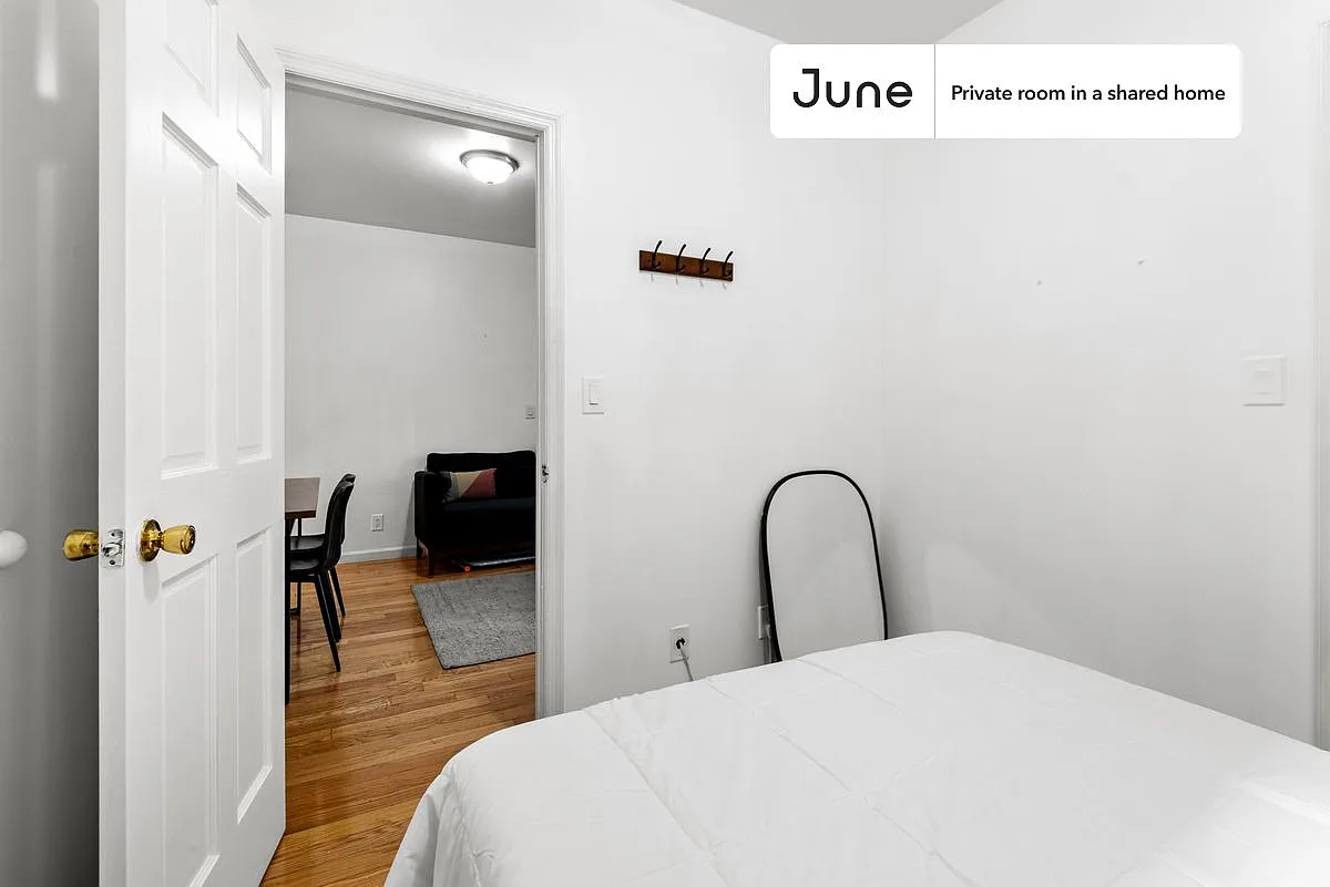 Queen bedroom in 3 bed/1 bath home in Chinatown #1760 B — Photo 2