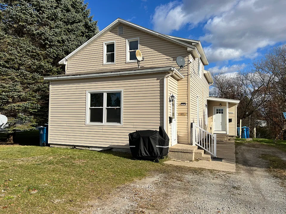 1011 Robinson St #1/2