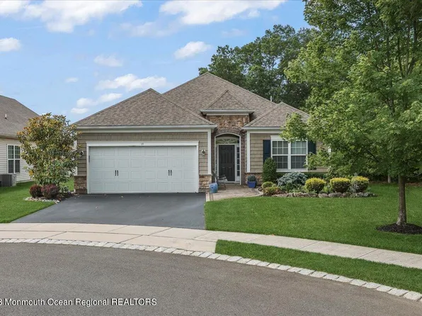 19 W Rossini Court, Farmingdale, NJ 07727