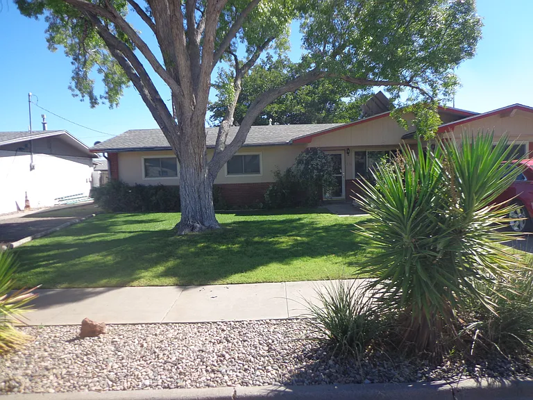 914 Sunset Dr — Photo 1