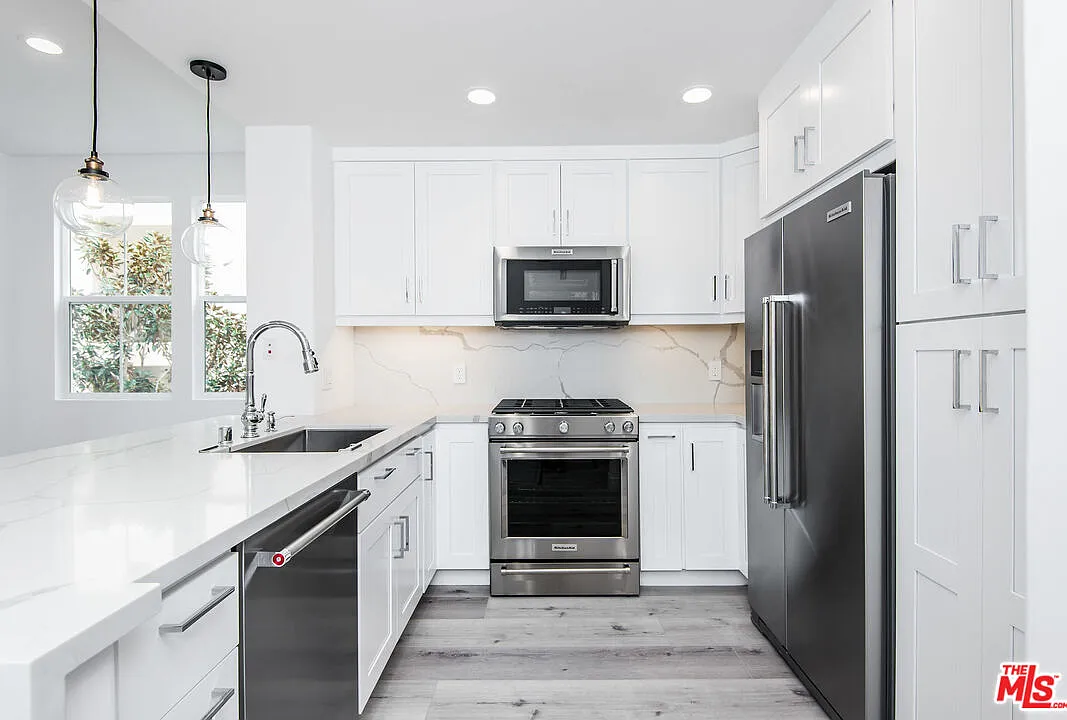 2 bed, 2.0 bath, 993 sqft, $5,200 — Photo 1