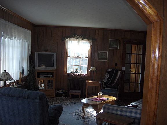 4th image of 13 Woodbine Ave