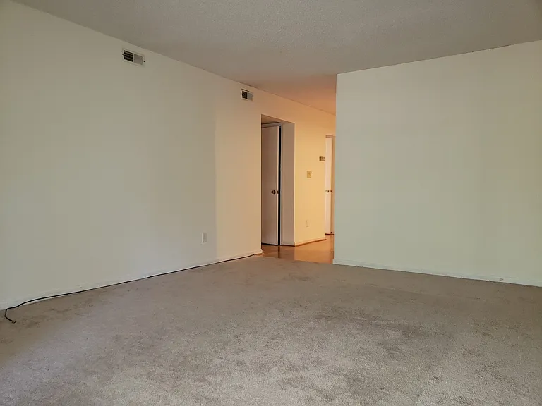 130 Kingsbury Dr — Photo 5