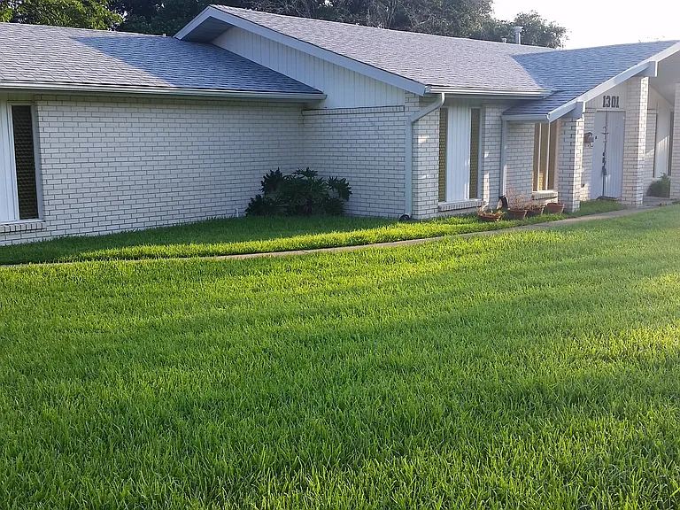 1301 Haines Dr — Photo 2