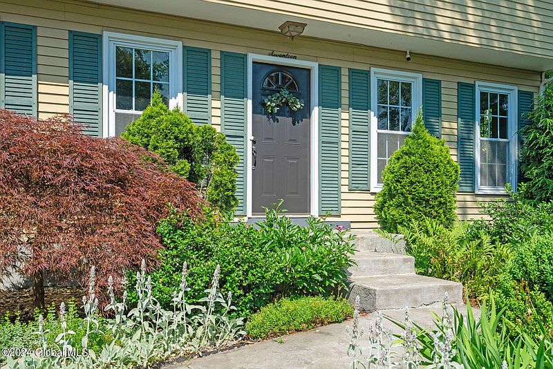 3rd image of 17 Woodstream Drive