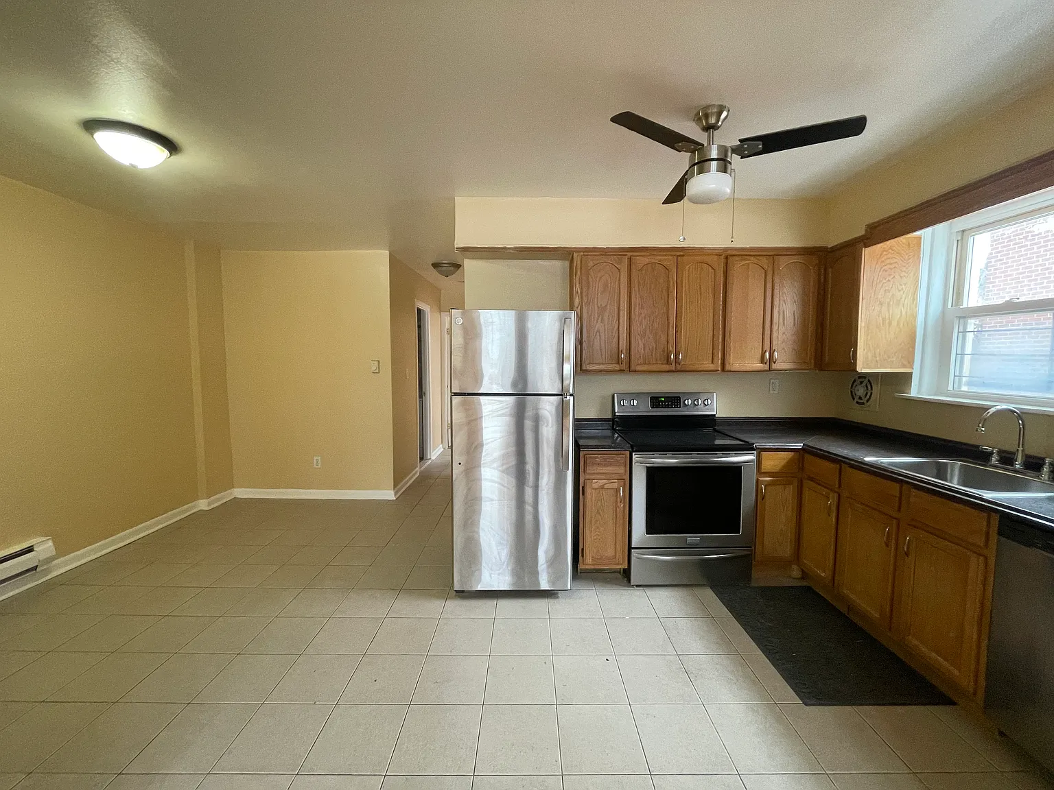 2 bed, 1.5 bath, 1100 sqft, $2,400 — Photo 2