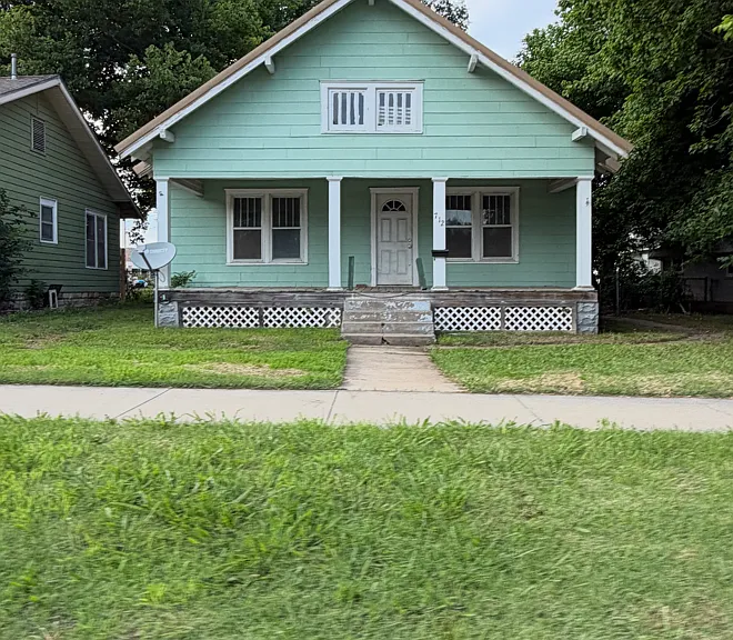 712 W Main St — Photo 1