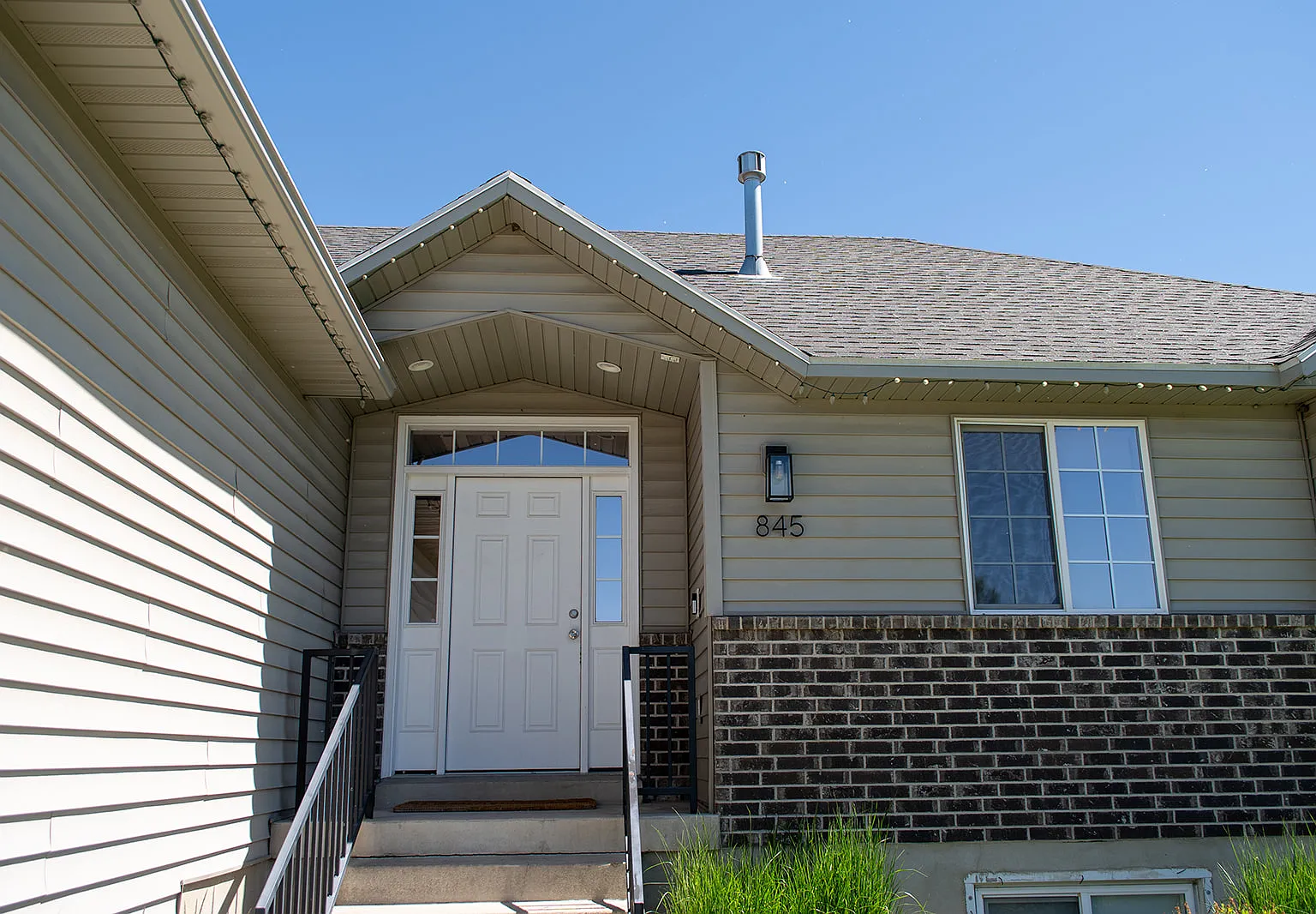 5 bed, 3.0 bath, 2702 sqft, $2,700 — Photo 4
