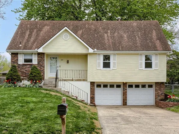 212 SE Gingerbread Ln, Blue Springs, MO 64014