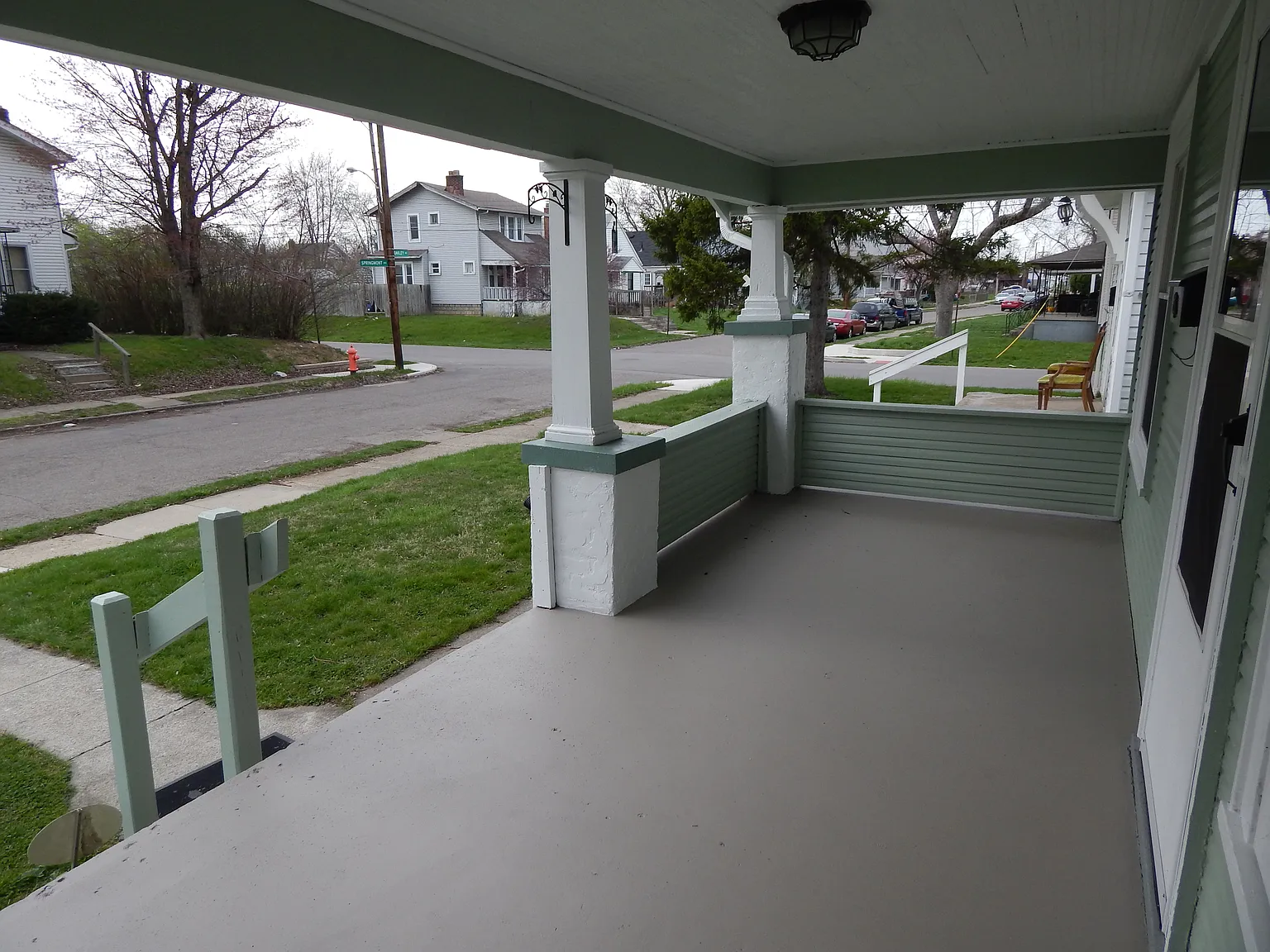 592 S Oakley Ave photo 1