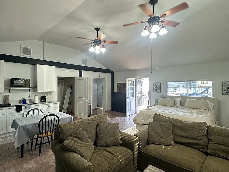 420 Hutchison St #B — Photo 13