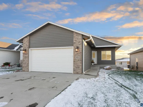 1813 E 71st St N, Sioux Falls, SD 57104